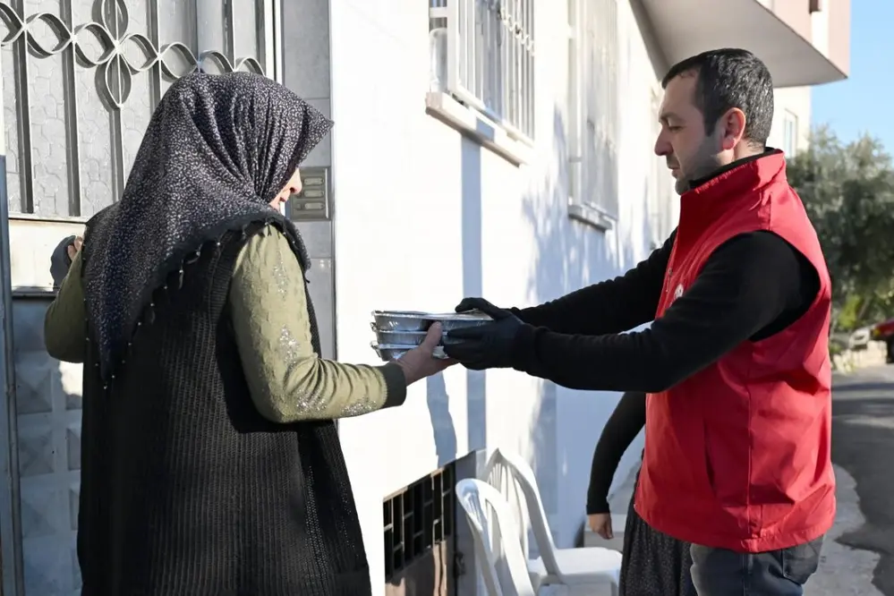 Mersin Büyükşehir Belediyesi Ramazan Ayında İhtiyaç Sahiplerine Yemek Dağıtıyor