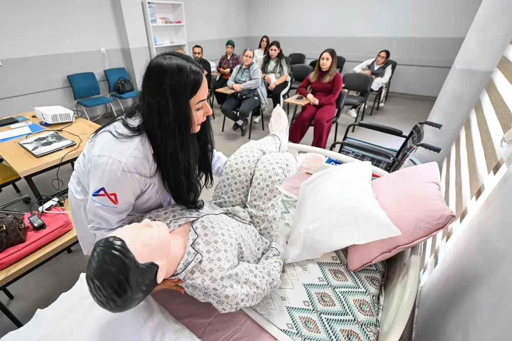 Mersin Büyükşehir MERCEK Kurs Merkezlerinde Ücretsiz Hasta ve Yaşlı Bakımı Eğitimi Veriyor