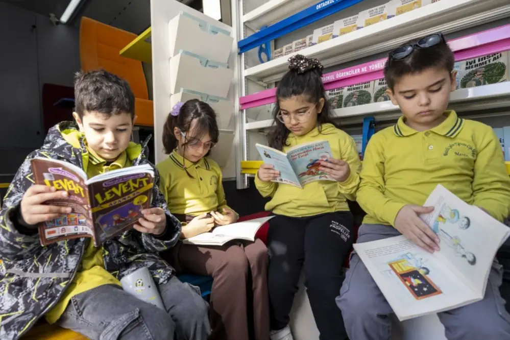 Mersin Şehir Tiyatrosu 'İki Bavul Dolusu' Oyunuyla Mezitli'de Çocukları Ağırladı