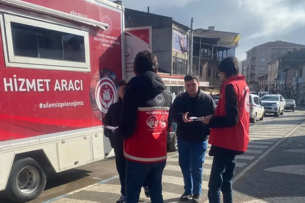 Mobil Sosyal Hizmet Merkezi Pazaryeri'nde Vatandaşlarla Buluştu