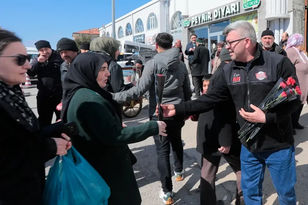 Nevşehir Belediyesi 8 Mart Dünya Kadınlar Günü'nde 5 Bin Çiçek Dağıttı