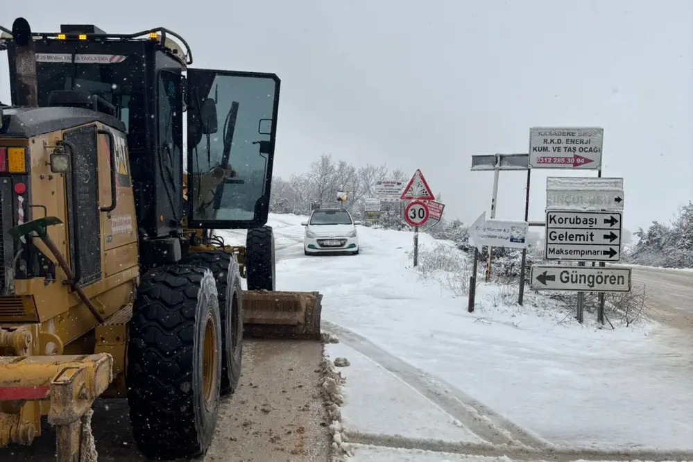 Nilüfer'de Kar Yağışına Karşı Yol Açma Çalışmaları Tamamlandı