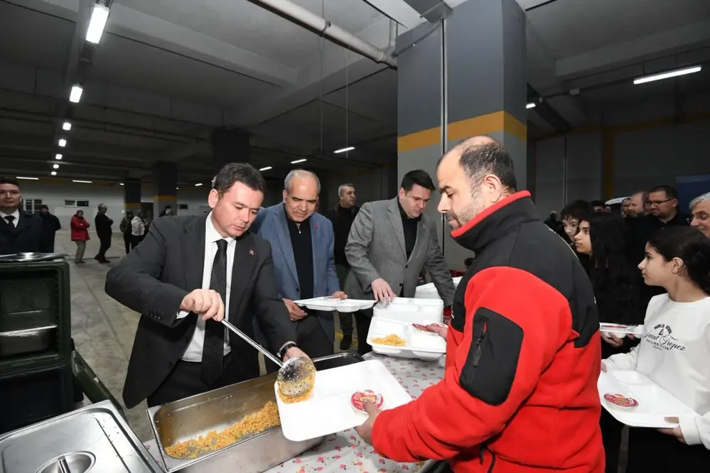 Osmangazi Belediye Başkanı Erkan Aydın, Yunuseli Mahallesi'nde İftar Programına Katıldı