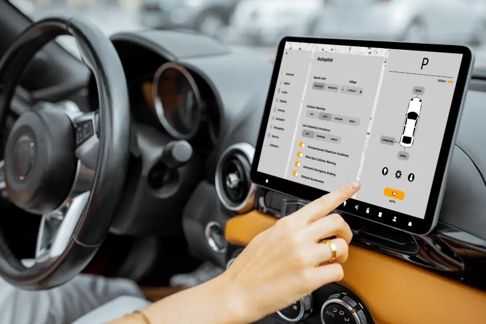 Otomotiv Sektöründe Fiziksel Tuşlara Dönüş Tartışmaları ve Güvenlik Değerlendirmeleri