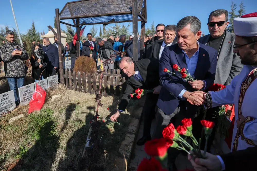 Özgür Özel Adıyaman Deprem Şehitliği'ni Ziyaret Etti: 6 Şubat Depremleri Anıldı