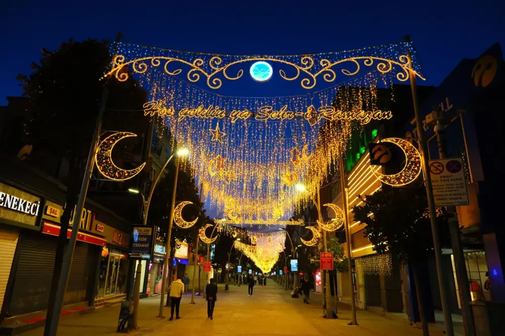Sakarya Çark Caddesi Ramazan İçin LED Işıklandırmalarla Süsledi