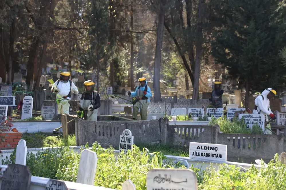 Sakarya'da 16 İlçe Mezarlığı Ramazan Bayramı İçin Temizlik ve Bakım Çalışmalarına Başladı