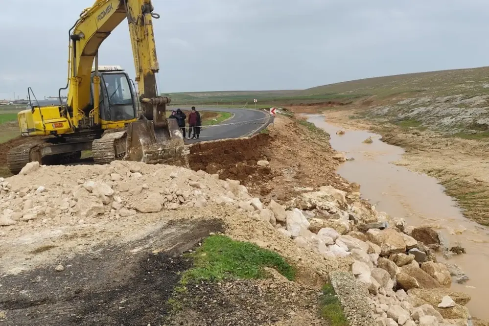 Şanlıurfa'da Sel Sonrası Yol ve Altyapı Onarımları Sürüyor