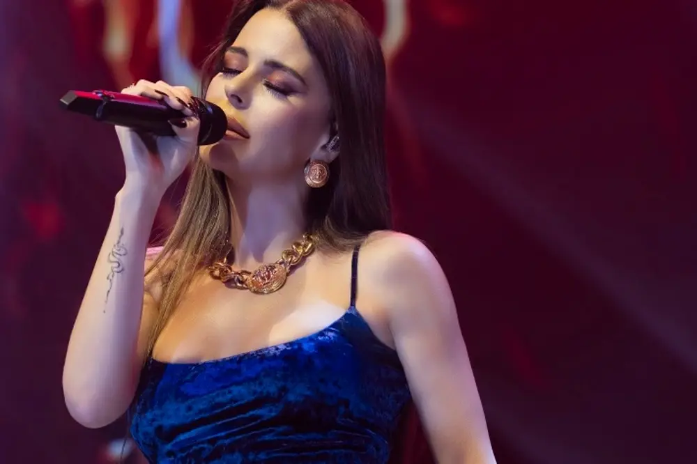 Simge Sağın İstanbul Etkinliğinde Sahne Aldı