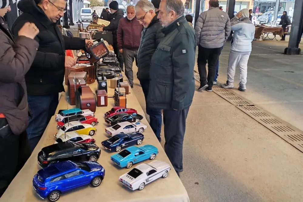 Talas Antika Pazarı'nda Başkan Yalçın Esnaf ve Ziyaretçileri Ziyaret Etti