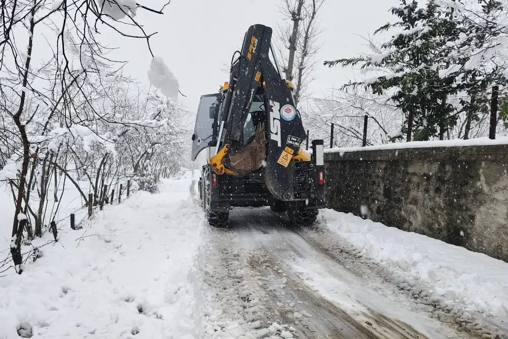Trabzon'da 40 Mahalle Yolu Karla Mücadele Çalışmalarıyla Ulaşıma Açılıyor