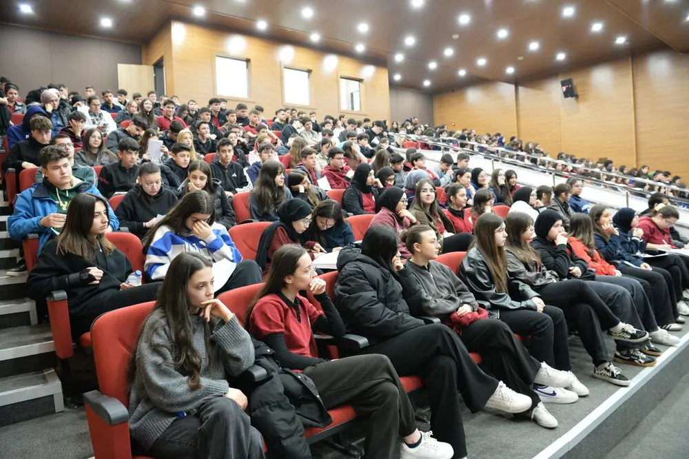 Trabzon’da Öğrencilere Hak ve Nezaket Farkındalığı Eğitimi Düzenlendi