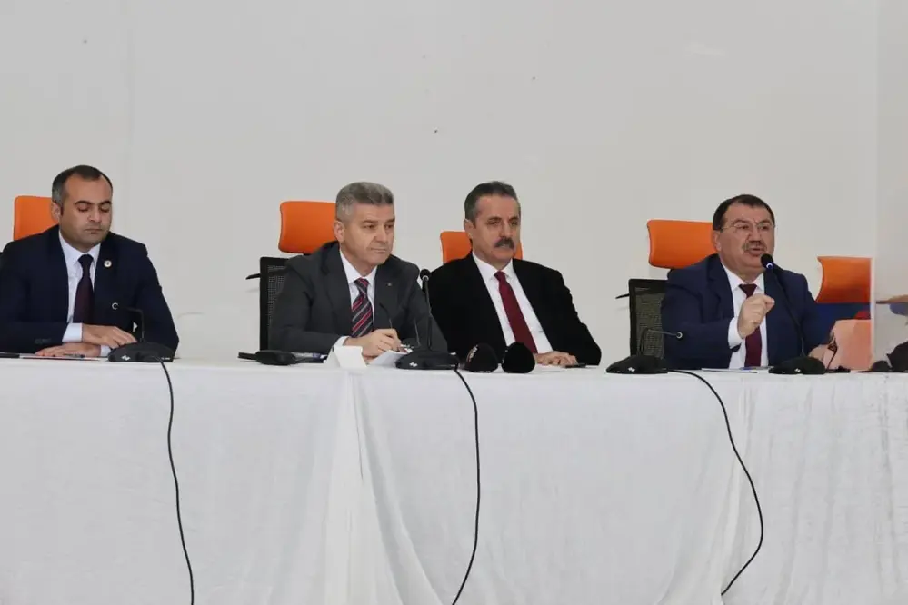 Vali Ergün ve Milletvekili Çelik Şavşat Muhtarlarıyla Toplantı Gerçekleştirdi